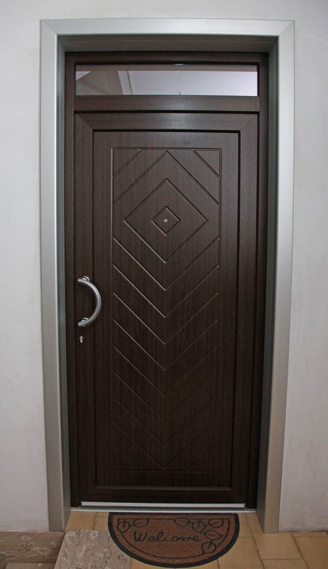 Tipologia serramenti: Porta d’ingresso ad 1 anta con sopraluce - Profilo PVC: Synego - Colore: Rovere Scuro - Accessori: Satinati